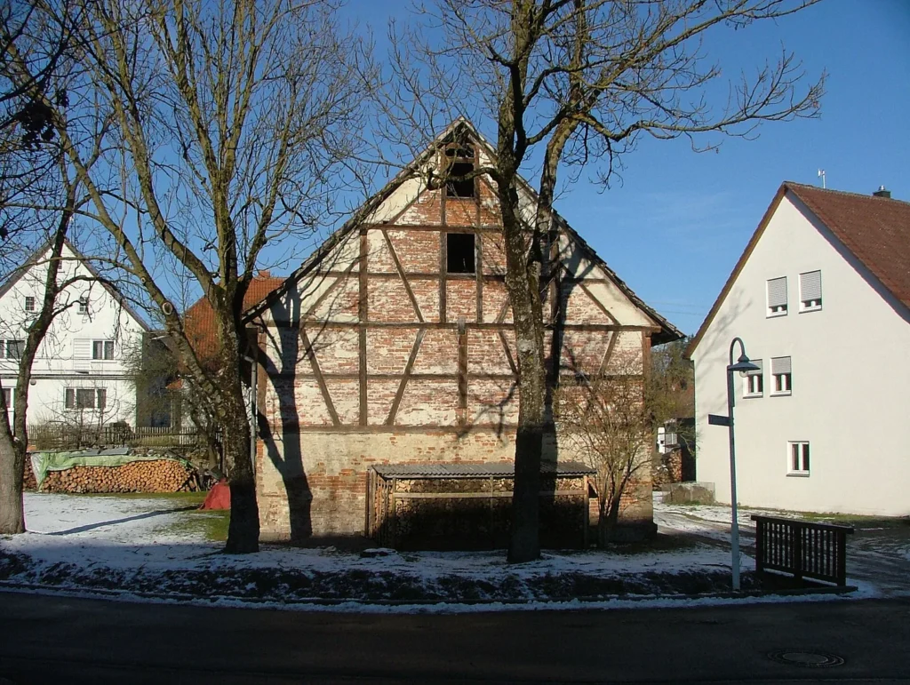 Historischer Fachwerkschopf im winterlichen Balzheim