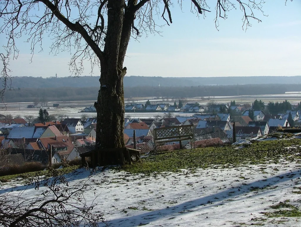 Weiter Blick über Balzheim in das ländlich geprägte Illertal