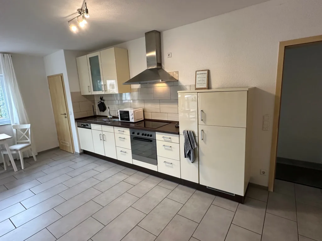 Voll ausgestattete Küche der Ferienwohnung Balzheim mit Essplatz am Fenster