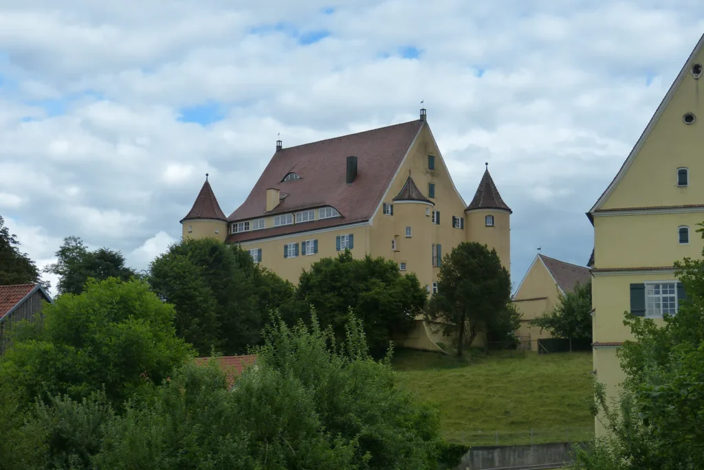 Oberes Schloss in Balzheim zwischen Bäumen und historischen Gebäuden