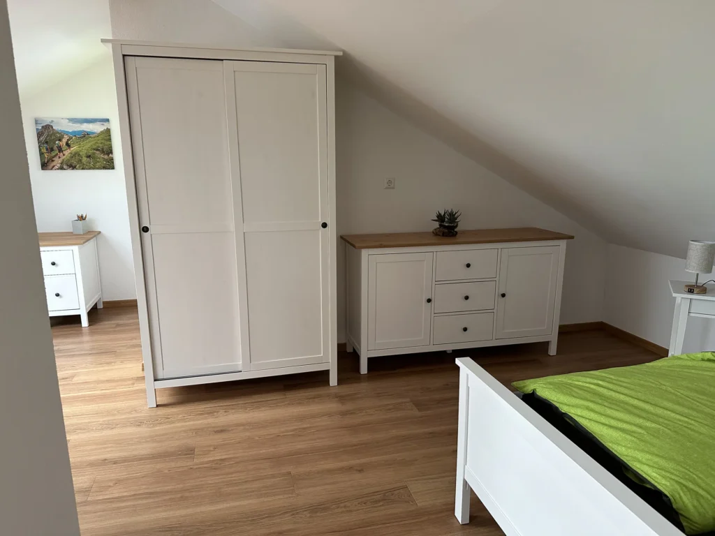 Schlafzimmer mit Queensize-Bett und Stauraum unter der Dachschräge in Balzheim