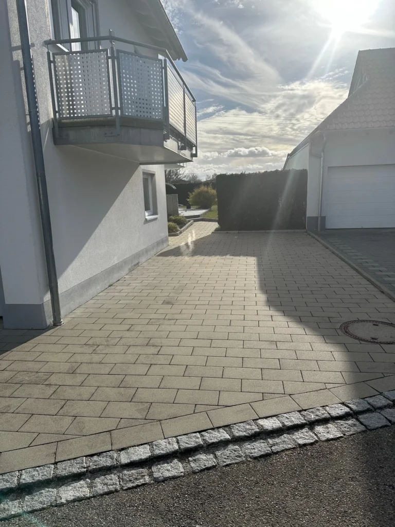 Großzügiger privater Stellplatz für zwei Fahrzeuge an der Ferienwohnung Balzheim