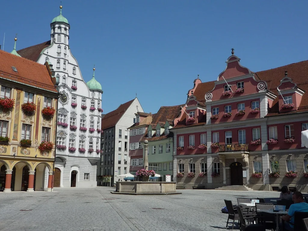 Historischer Marktplatz von Memmingen mit Rathaus und Großzunfthaus
