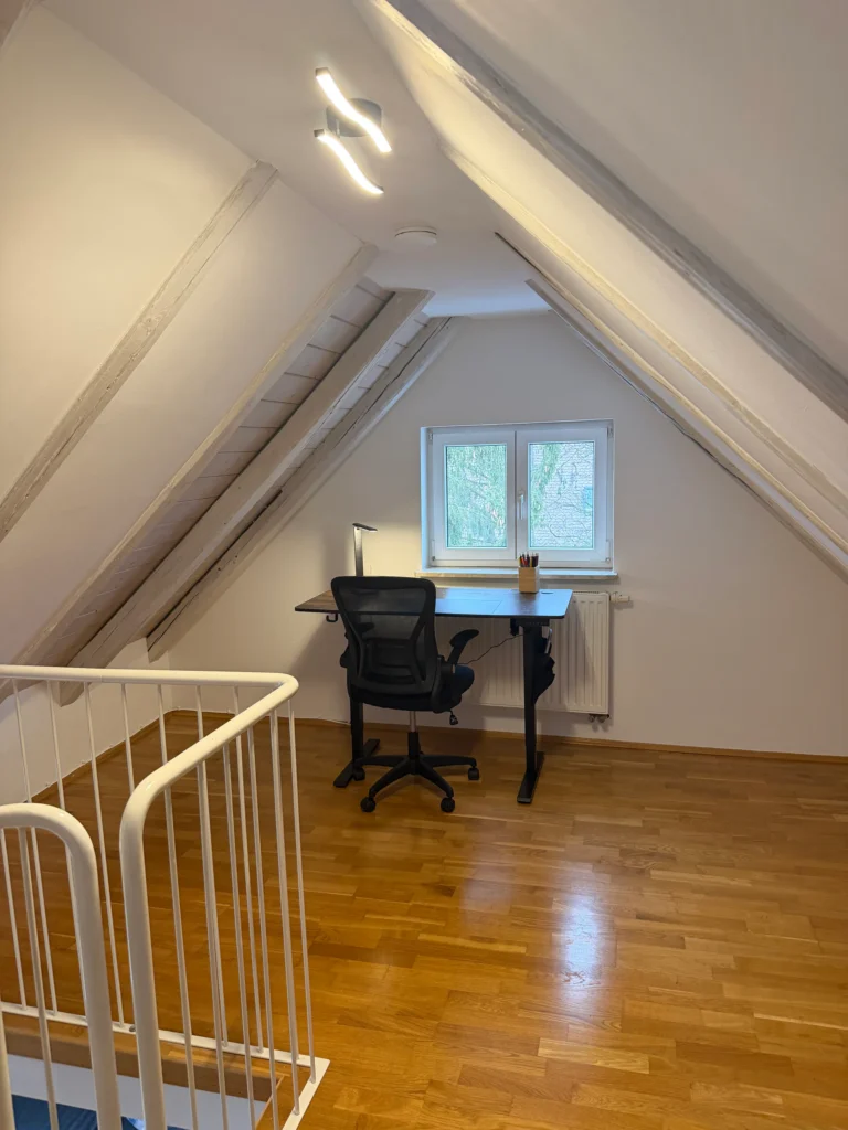 Ruhiger Arbeitsplatz im Dachgeschoss der Maisonette-Wohnung in Memmingen