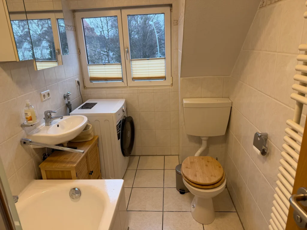Tageslichtbad mit Badewanne, Dusche und WC in der Ferienwohnung Memmingen