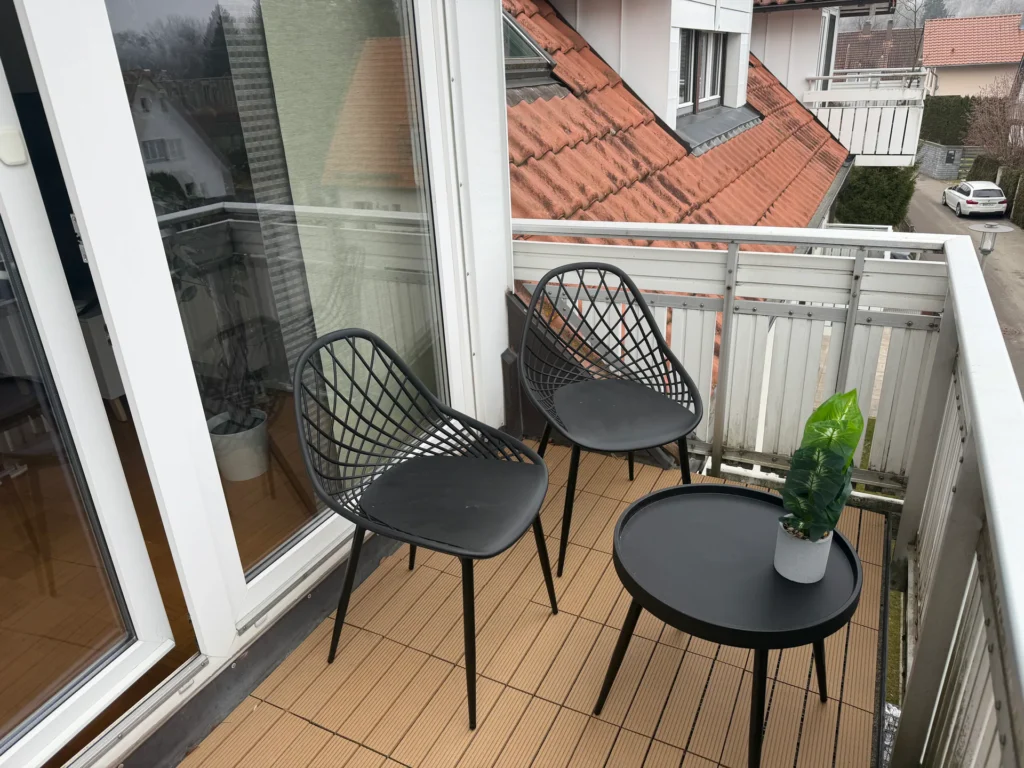 Kompakter Balkon mit Sitzgelegenheit an der Ferienwohnung in Memmingen