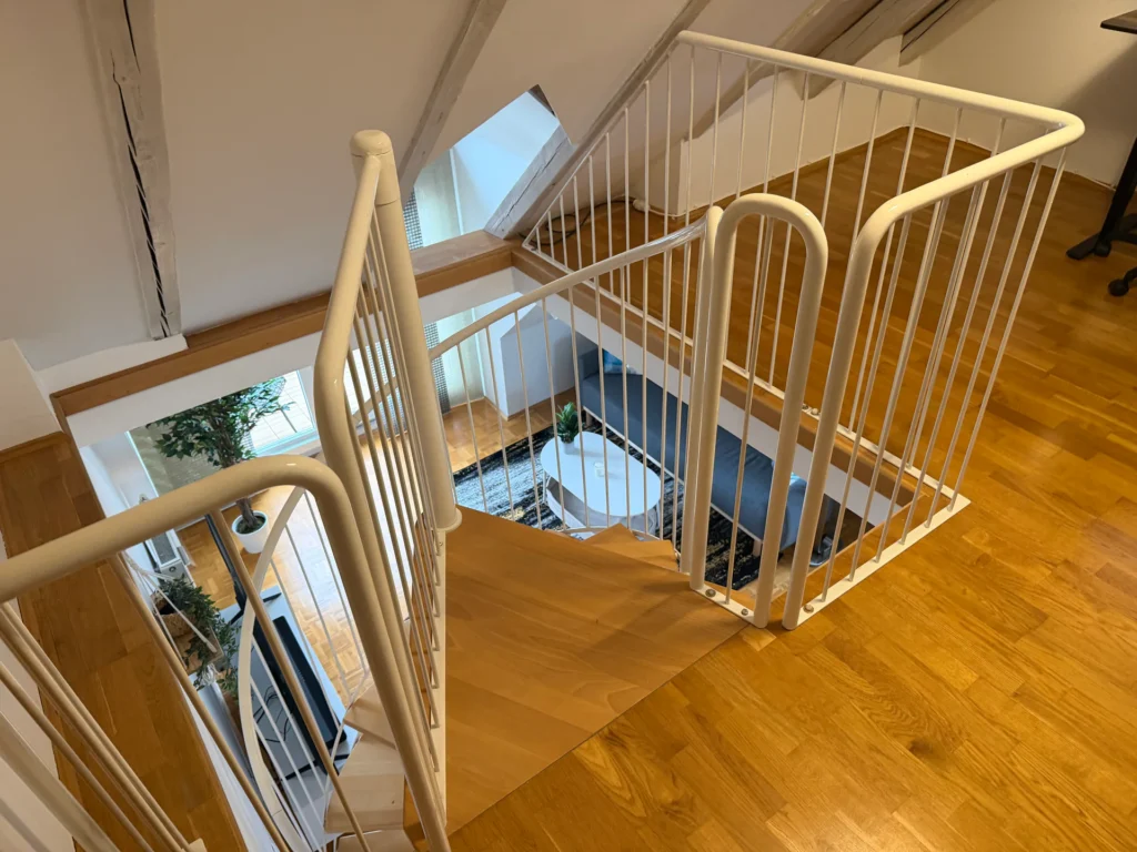 Blick von der offenen Galerie auf die Wendeltreppe und den Wohnbereich